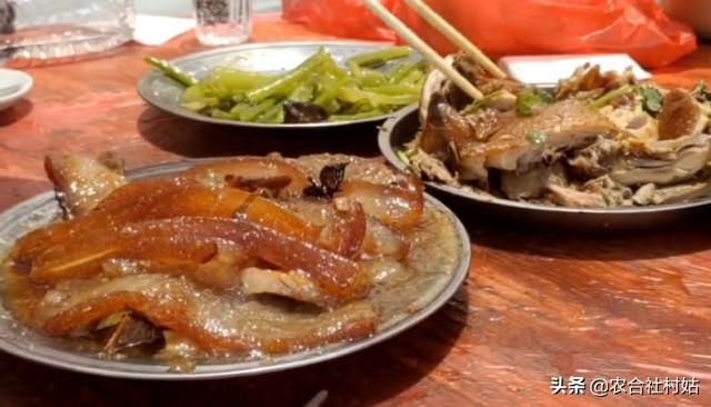 農村老人說：“桌上不擺三盤菜，六人不坐烏龜席”，為啥不擺三盤菜？烏龜席是啥？