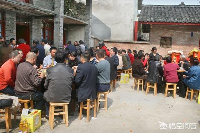 農村老人說：“桌上不擺三盤菜，六人不坐烏龜席”，為啥不擺三盤菜？烏龜席是啥？