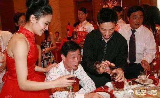 農村老人說：“桌上不擺三盤菜，六人不坐烏龜席”，為啥不擺三盤菜？烏龜席是啥？