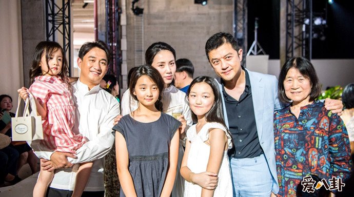 王菲李亞鵬李嫣與黃磊一家合照