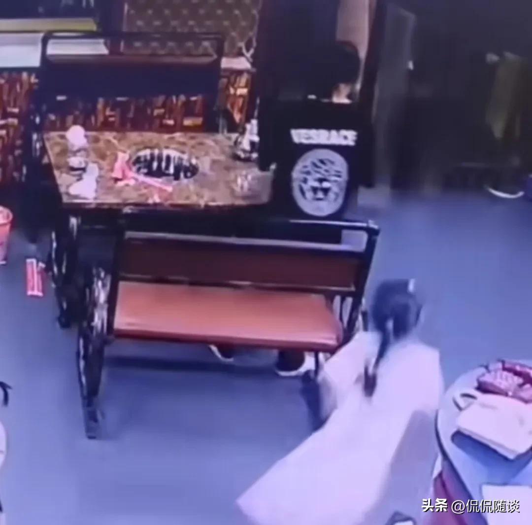 女孩在火鍋店內與店員碰撞后被燙傷，孩子家長要求全額賠償遭拒