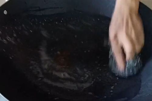 新鐵板怎么處理不粘鍋 新鐵板如何處理不粘鍋
