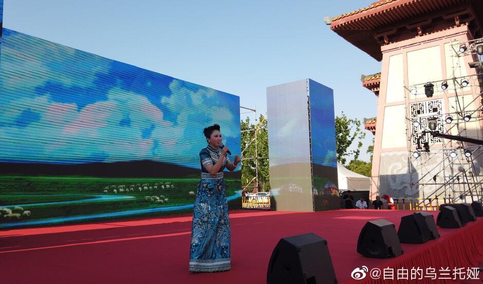 烏蘭圖雅的眼睛好丑怎么回事(烏蘭圖雅是近視眼嗎?)