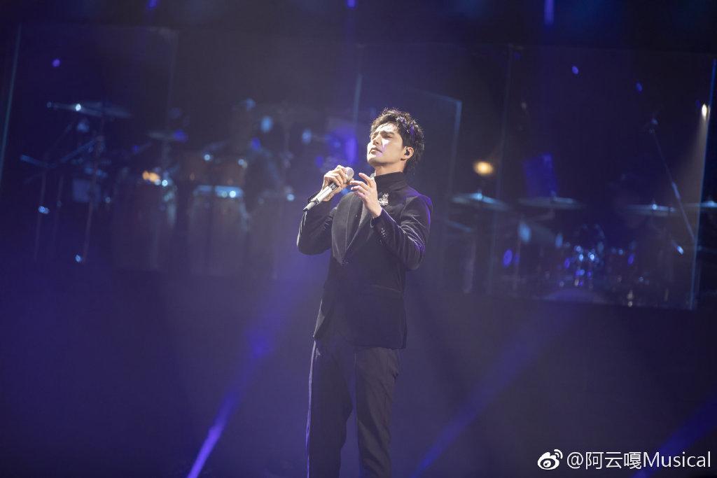 烏蘭圖雅的眼睛好丑怎么回事(烏蘭圖雅是近視眼嗎?)