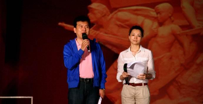 張澤群現在主持什么節目？張澤群的妻子是楊(主持人張澤群近照)